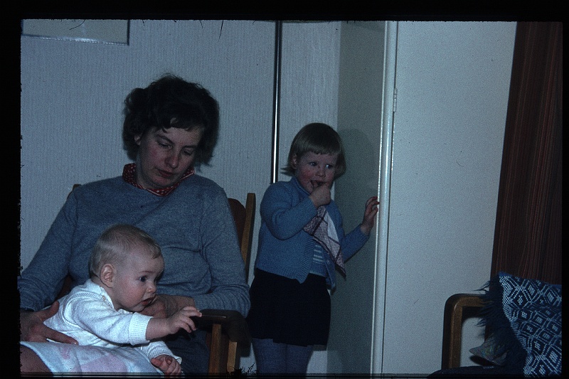 16.Delft feb 1966 Mama,Marion,Peter.JPG